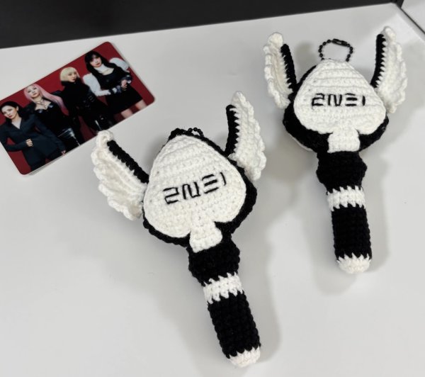 画像1: 2NE1 ペンライト型 編み編みキーホルダー 001 (1)