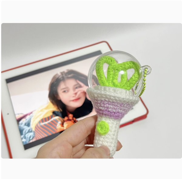 画像1: IU ペンライト型 編み編みキーホルダー 001 アイユ (1)